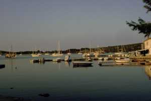 Hafen von Ilovik in Abendsonne