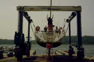 David auf dem Kran in der Werft von Mali Loinj