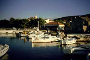 Ist: Hafen, Fischerboote, Kirche