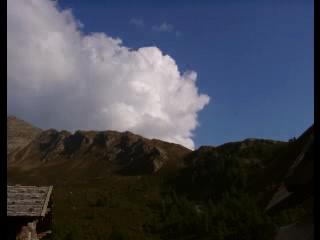 Wolken, die &uuml;ber die Hirzer H&uuml;tte (bei Meran) ziehen (2190&nbsp;kB)