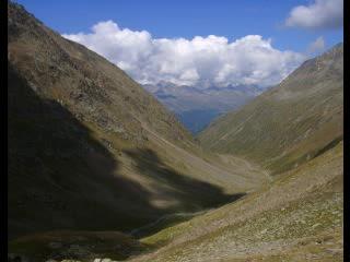 Wolkenschatten im Timmelstal, vom Timmelsjoch aus gesehen (470&nbsp;kB)