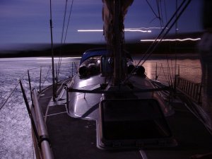 Nachts: Langzeitbelichtung Schiff mit Vollmond (138&nbsp;kB)