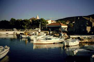 Ist: Hafen, Fischerboote, Kirche (115&nbsp;kB)