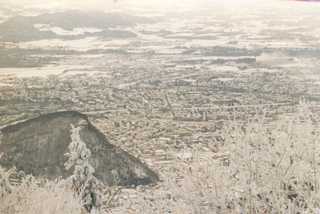 Salzburg von oben; vorne der Kapuzinerberg